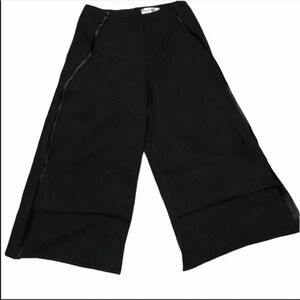 NWT Luxe Apothetique Black Wide Leg Cropped Pants Size Small
Style BP4010